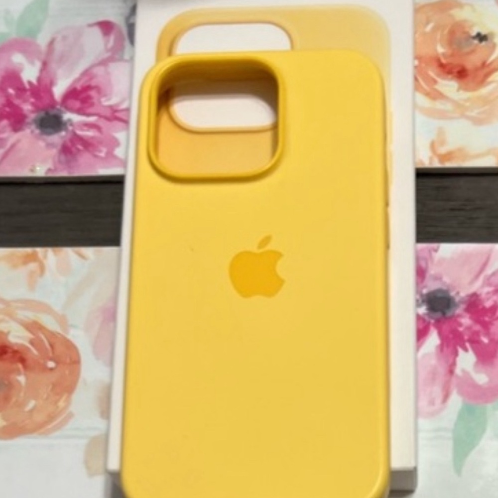 Iphone case hold to @thisisbloominlife